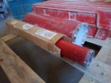 un tuyau rouge posé sur une palette