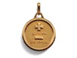 Gros plan sur une médaille d'or ornée d'une croix