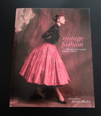 la couverture d'un livre représentant une femme en robe rose