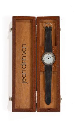 une image représentant une boîte en bois contenant une montre