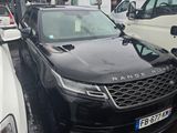 un Range Rover noir garé à côté d'un camion blanc