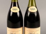 deux bouteilles de vin posées l'une à côté de l'autre sur une table