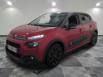 la citrole rouge est garee sur un sol en damier