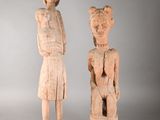 paire de figurines en bois sculpté représentant une femme et un enfant