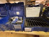 de nombreuses boîtes bleues contenant des outils, posées sur une table