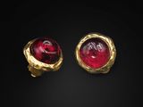 une paire de boucles d'oreilles en verre doré et rouge