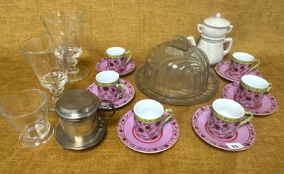 plusieurs tasses et soucoupes posées sur une table