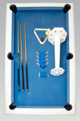 une photo d'une table de billard avec une queue de billard et des boules de billard