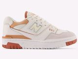 La New Balance 993 est une chaussure blanche et orange dotée d'une semelle beige.