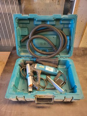 une caisse à outils bleue avec des outils sur une table