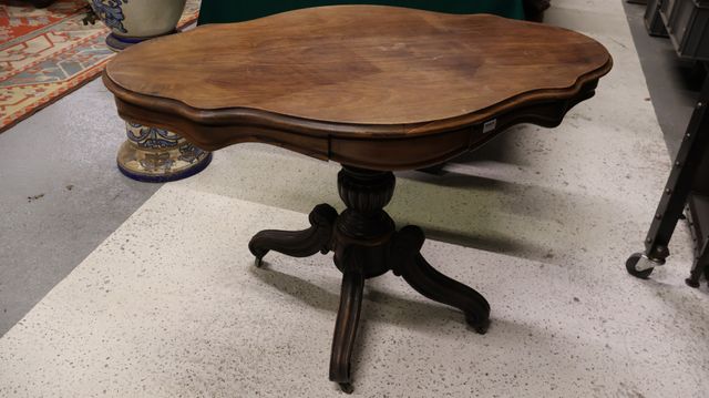 Table plateau violonné ouvrant à deux tiroirs, fût centrale quadr...