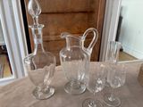une table sur laquelle se trouvent de nombreux objets en verre