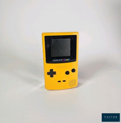 une petite Game Boy jaune posée sur une surface blanche