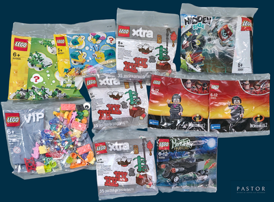il y a beaucoup de Lego dans le sac posé sur la table