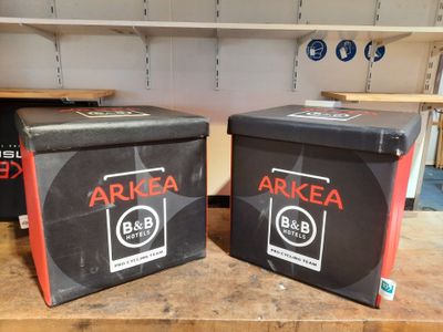 deux boîtes posées sur une table