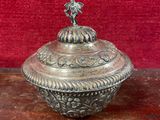 une assiette en argent antique avec un oiseau sur le dessus