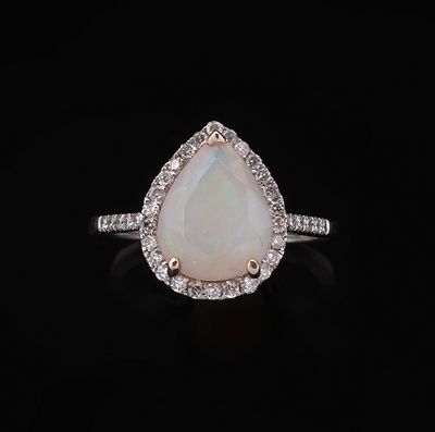 une bague en oplite blanche et diamant sur fond noir