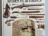 une image représentant un livre sur lequel figurent un casque et d'autres armes