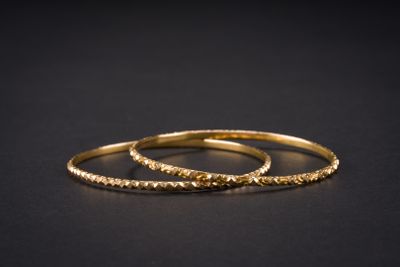 Deux bracelets joncs en or jaune 750‰. - Photo 1