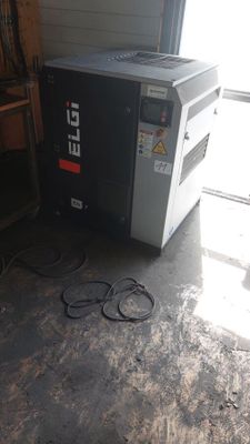 une machine posée à même le sol dans un garage