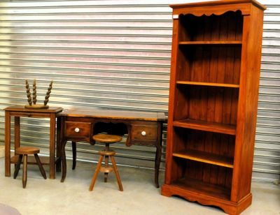 un petit bureau et une bibliothèque dans une pièce