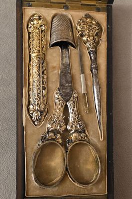 une boîte contenant une paire de ciseaux et un couteau