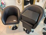 deux chaises qui sont assises ensemble dans une pièce