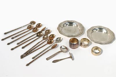 beaucoup de cuillères en argent et de cuillères sur la table