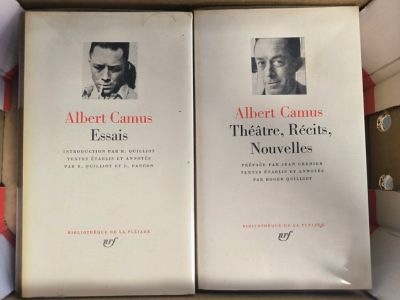 deux livres dans un coffret orné d'une photo d'Albert Camus