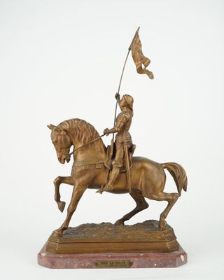 statue en bronze représentant un homme à cheval tenant un drapeau