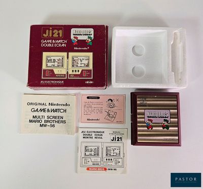 un paquet de cigarettes et un étui à cigarettes posés sur une table