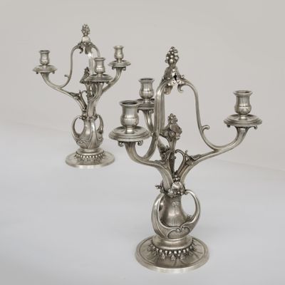 un candélabre en argent posé sur une table