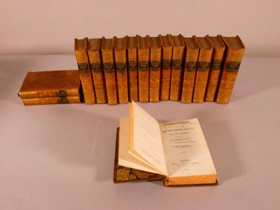 plusieurs vieux livres sont empilés sur une table