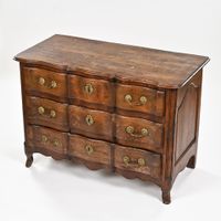 Commode galbée à façade arbalète en noyer mouluré, elle ouvr… (photo 5)