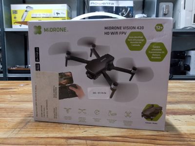 la boîte est ouverte sur une table en bois, avec une télécommande posée dessus