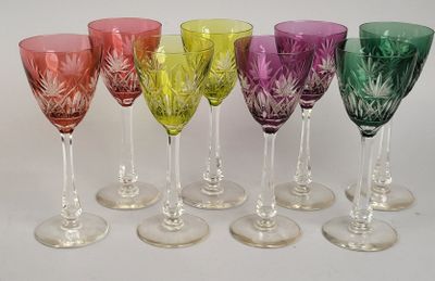 six verres à vin de couleurs différentes sont alignés