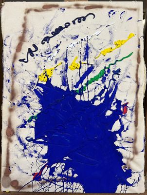des éclaboussures de peinture bleue et jaune sur une feuille de papier blanche
