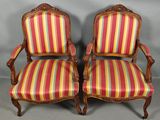 une paire de chaises anciennes avec des coussins rembourrés à rayures