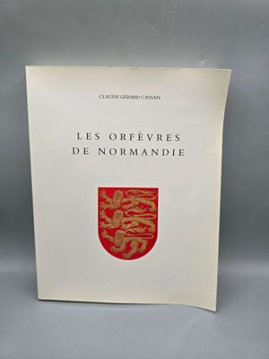 un livre orné d'un emblème rouge et or