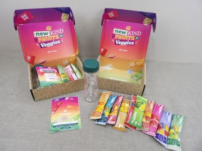 deux boîtes de yaourts d'une nouvelle gamme et une bouteille de yaourt
