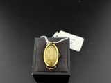 une bague en or avec un motif ovale sur un fond noir