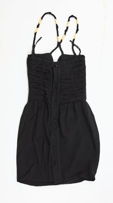 le dos d'une robe noire sur fond blanc