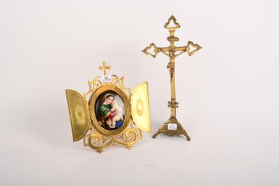 une image de Jésus sur la croix et une image d'un crucifix