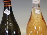 deux bouteilles de vin posées l'une à côté de l'autre sur une table