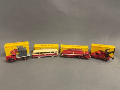 quatre camions de pompiers miniatures et un camion sont alignés en rang