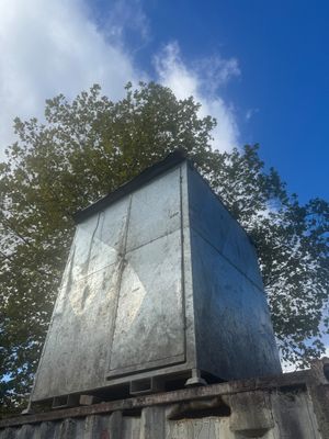 une grande boîte métallique posée au sommet d'un mur en béton