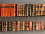 plusieurs livres sont empilés sur une table