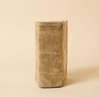 un vieux livre posé sur une table