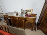 une armoire en bois avec un plateau en marbre, placée dans un coin de la pièce