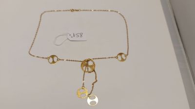 un gros plan sur une boîte sur laquelle est posé un collier
